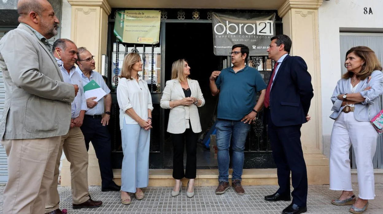 La visita de la consejera de Fomento a la colocación de ascensores en Córdoba, en imágenes