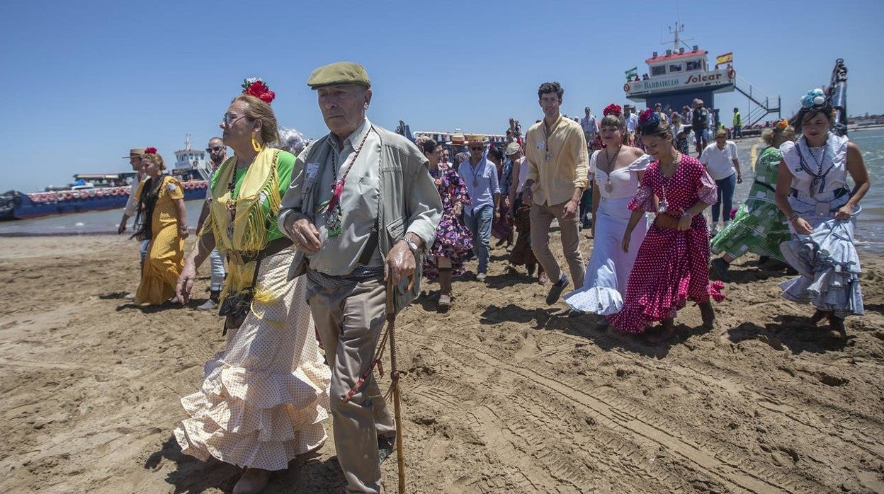 Embarque de hermandades en Bajo de Guía, en imágenes