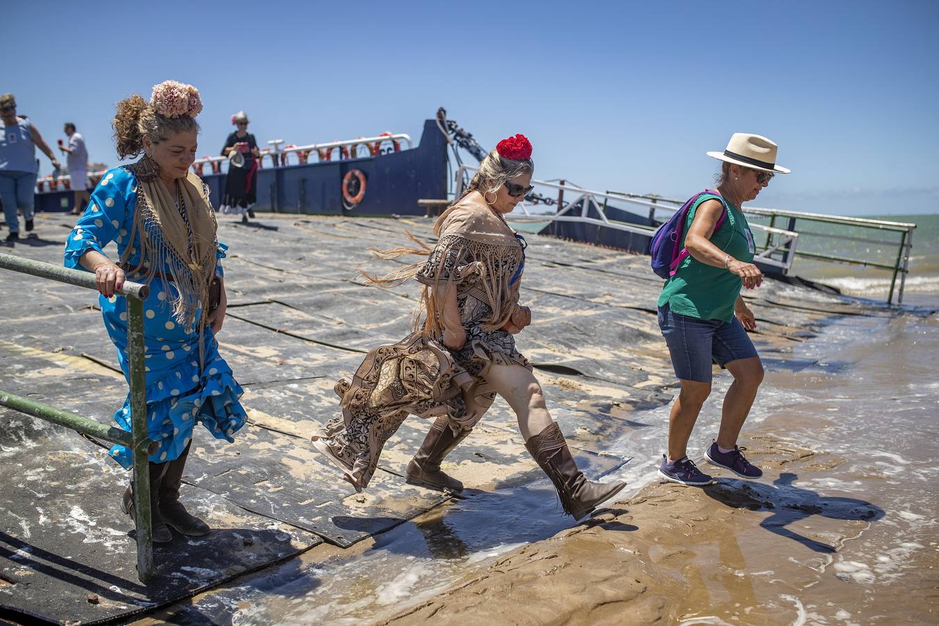 Embarque de hermandades en Bajo de Guía, en imágenes