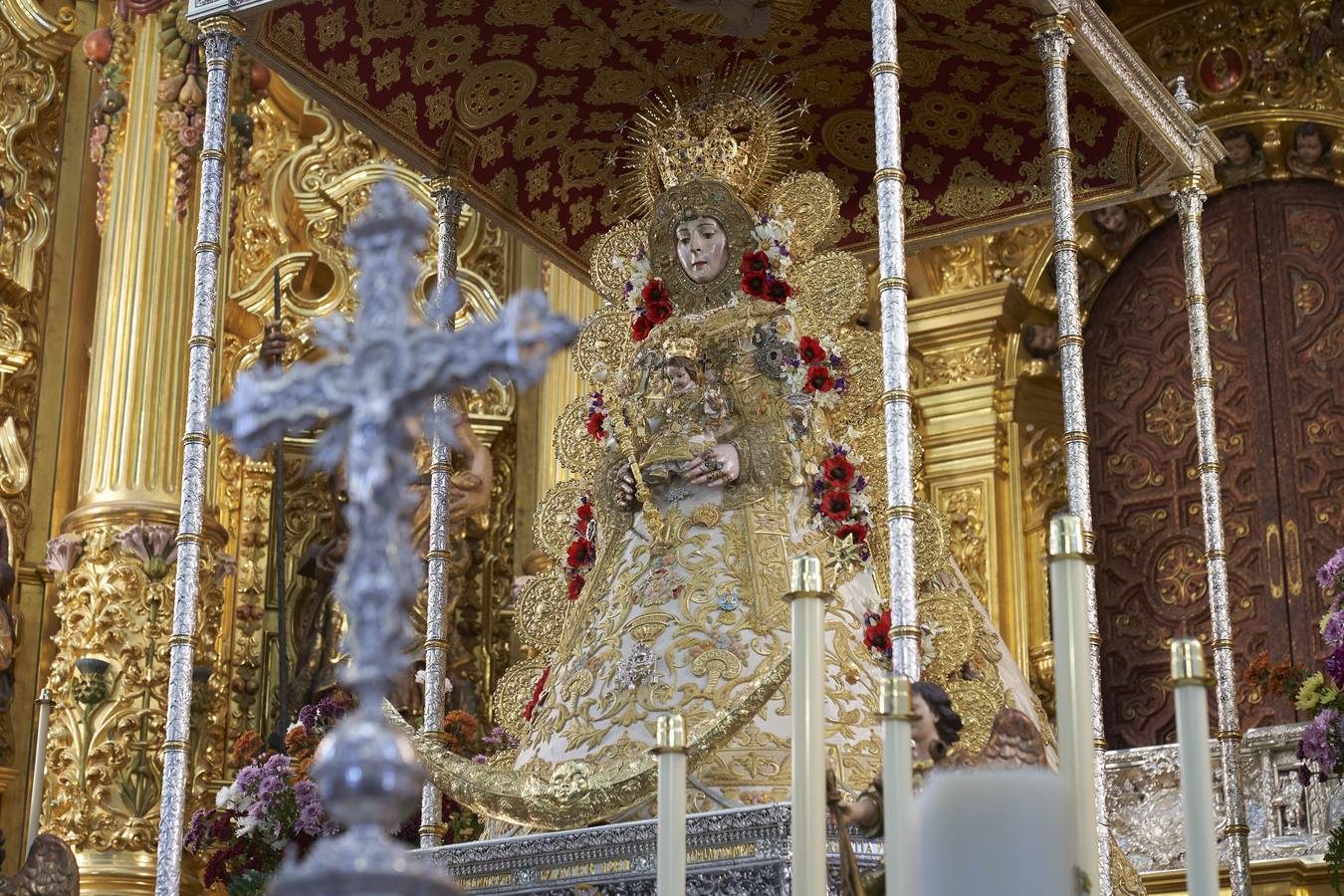 La Virgen del Rocío ya viste de reina para la romería del «reencuentro»