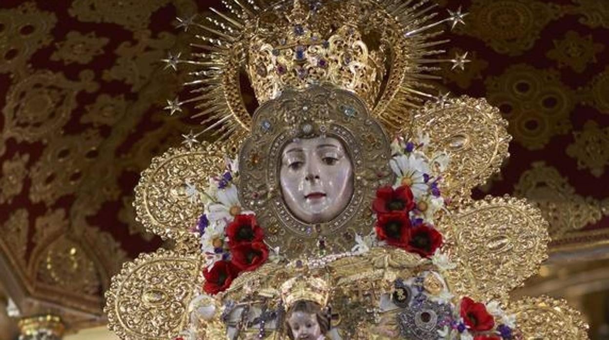 La Virgen del Rocío ya viste de reina para la romería del «reencuentro»