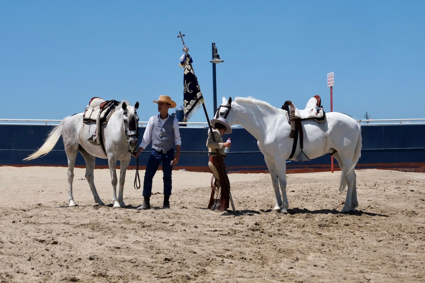 En imágenes: Así han cruzado las hermandades de Cádiz por Bajo de Guía en dirección a la aldea del Rocío