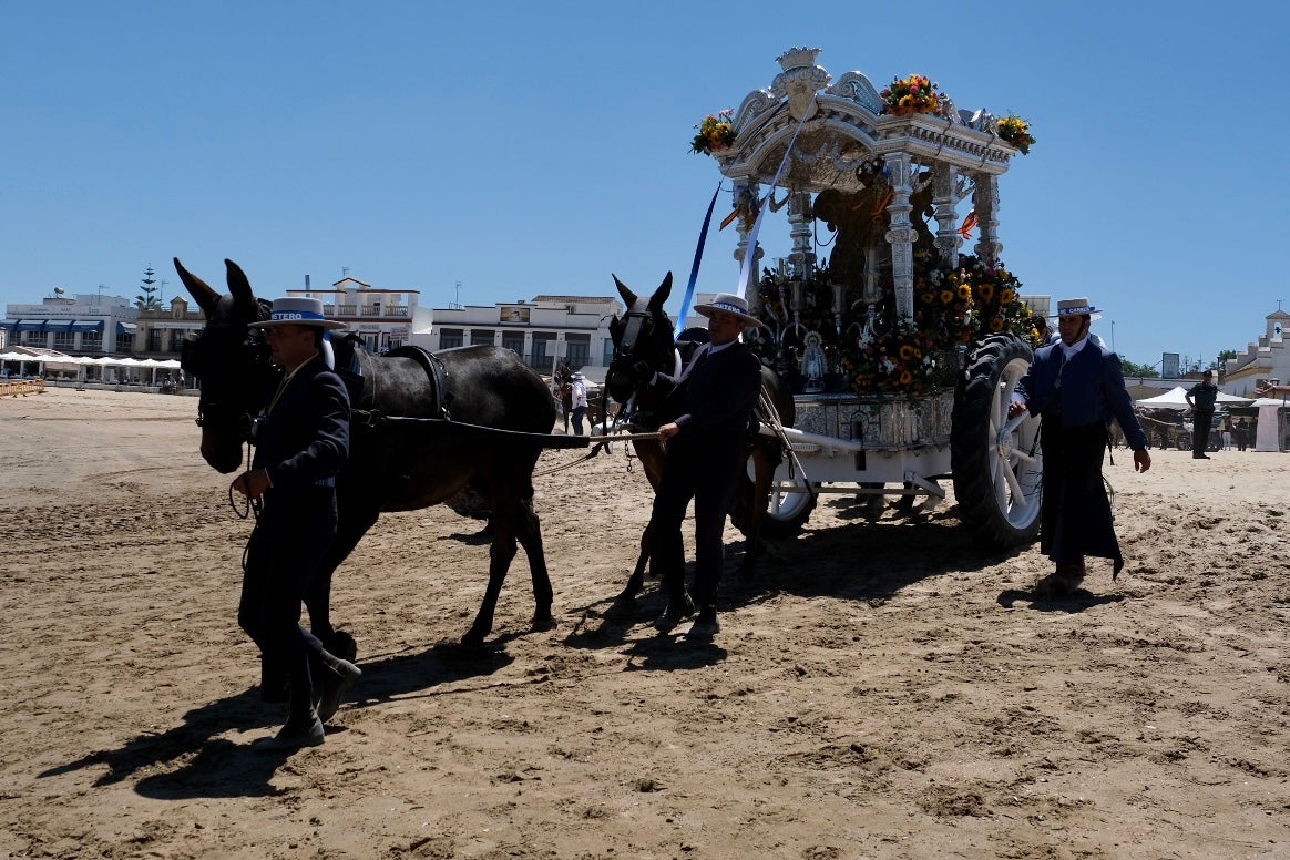 En imágenes: Así han cruzado las hermandades de Cádiz por Bajo de Guía en dirección a la aldea del Rocío