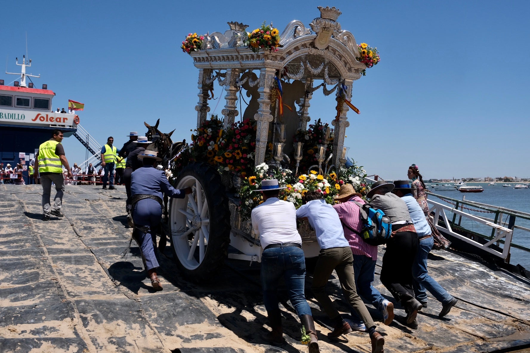 En imágenes: Así han cruzado las hermandades de Cádiz por Bajo de Guía en dirección a la aldea del Rocío