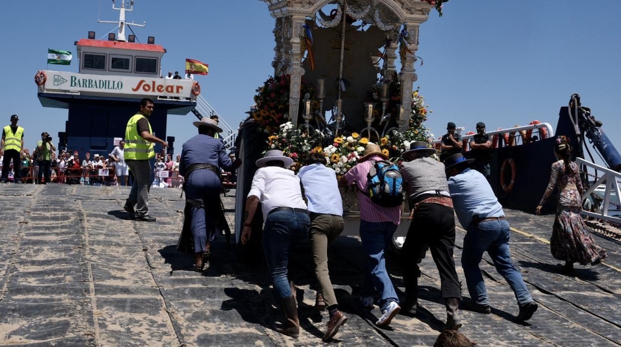 En imágenes: Así han cruzado las hermandades de Cádiz por Bajo de Guía en dirección a la aldea del Rocío