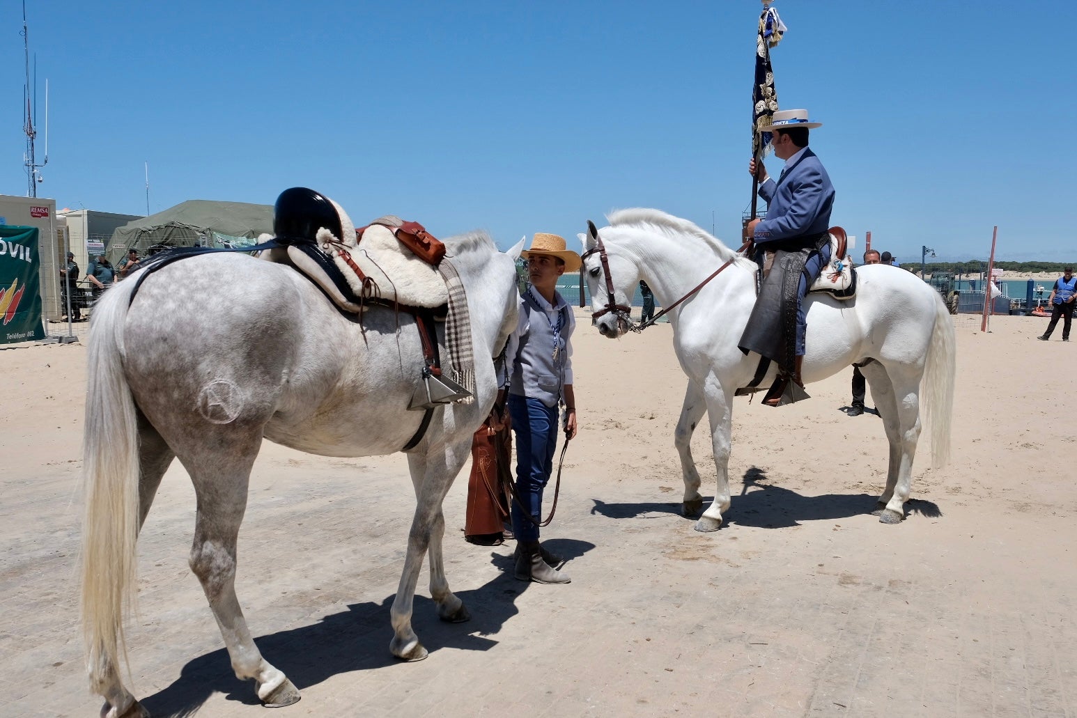 En imágenes: Así han cruzado las hermandades de Cádiz por Bajo de Guía en dirección a la aldea del Rocío