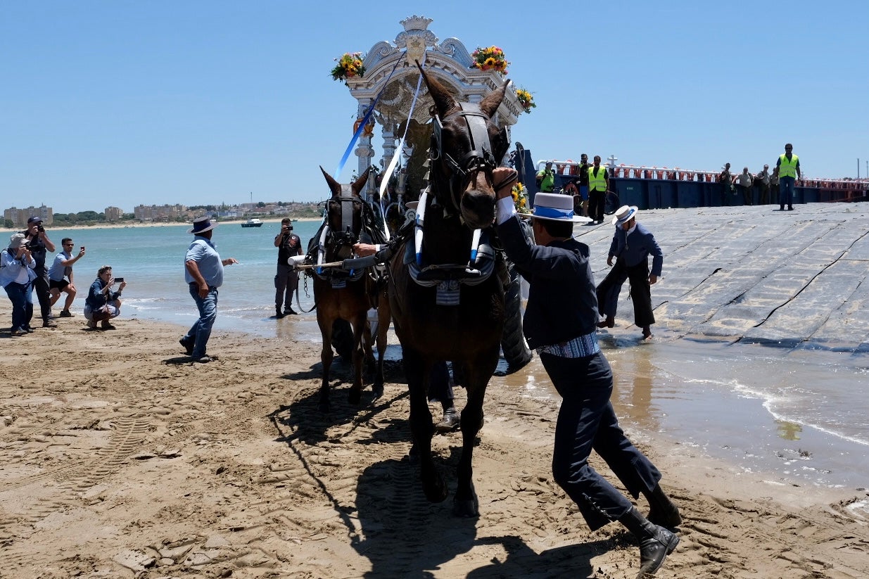 En imágenes: Así han cruzado las hermandades de Cádiz por Bajo de Guía en dirección a la aldea del Rocío