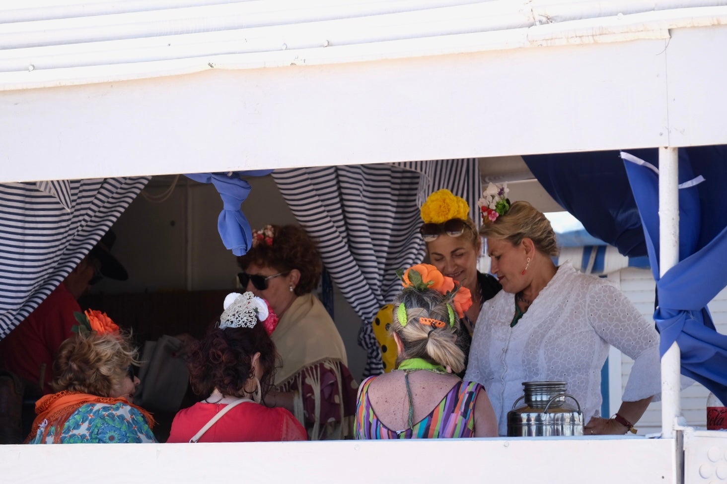 En imágenes: Así han cruzado las hermandades de Cádiz por Bajo de Guía en dirección a la aldea del Rocío