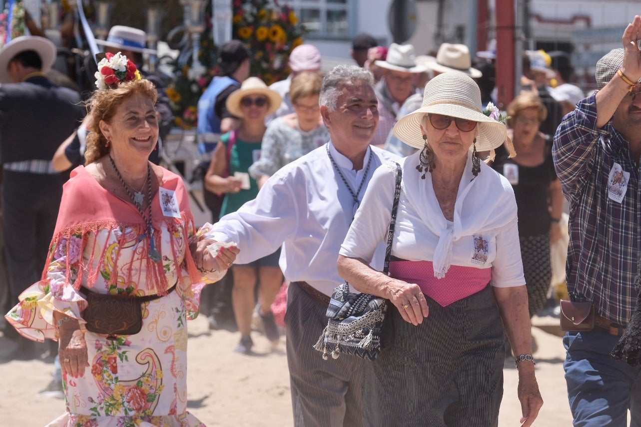 En imágenes: Así han cruzado las hermandades de Cádiz por Bajo de Guía en dirección a la aldea del Rocío