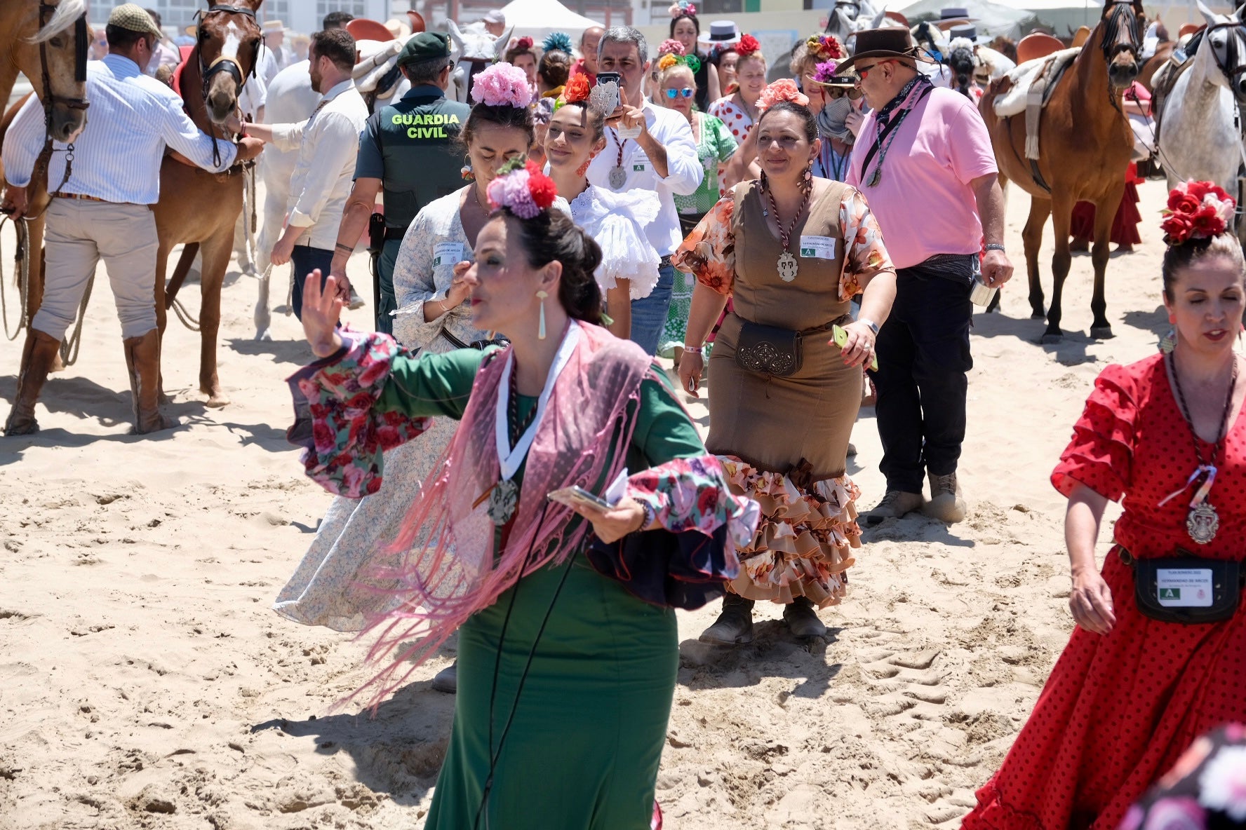 En imágenes: Así han cruzado las hermandades de Cádiz por Bajo de Guía en dirección a la aldea del Rocío