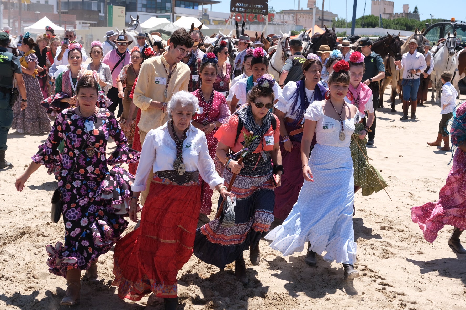 En imágenes: Así han cruzado las hermandades de Cádiz por Bajo de Guía en dirección a la aldea del Rocío