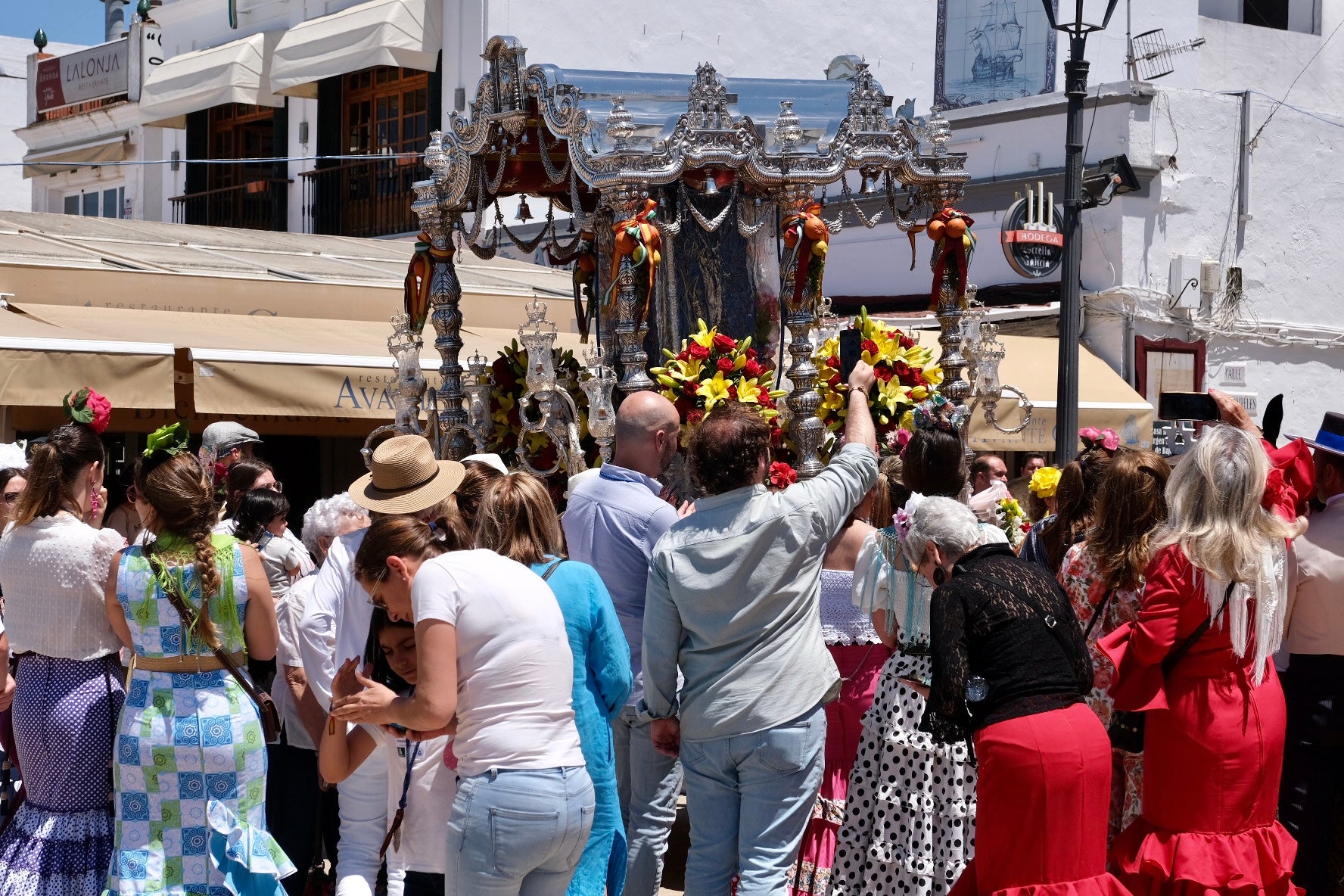 En imágenes: Así han cruzado las hermandades de Cádiz por Bajo de Guía en dirección a la aldea del Rocío