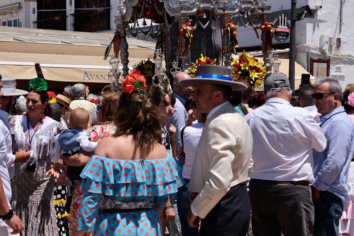 En imágenes: Así han cruzado las hermandades de Cádiz por Bajo de Guía en dirección a la aldea del Rocío