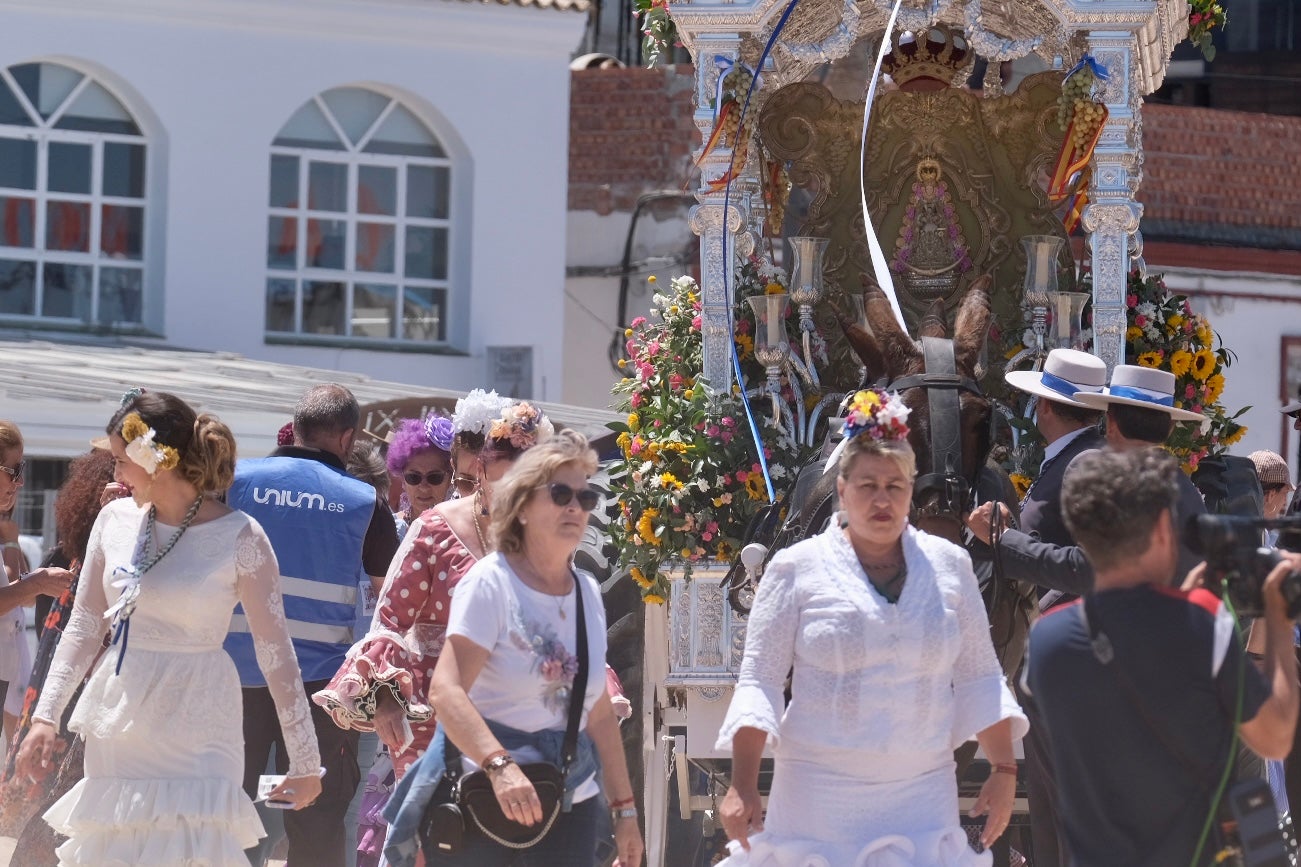 En imágenes: Así han cruzado las hermandades de Cádiz por Bajo de Guía en dirección a la aldea del Rocío