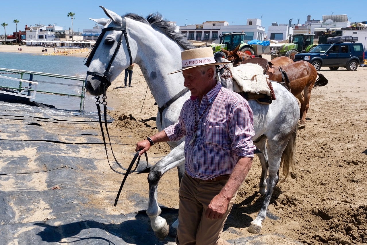 En imágenes: Así han cruzado las hermandades de Cádiz por Bajo de Guía en dirección a la aldea del Rocío