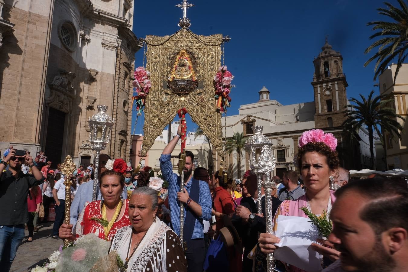 Fotos: Misa de romeros y visita a la Patrona de la hermandad del Rocío de Cádiz