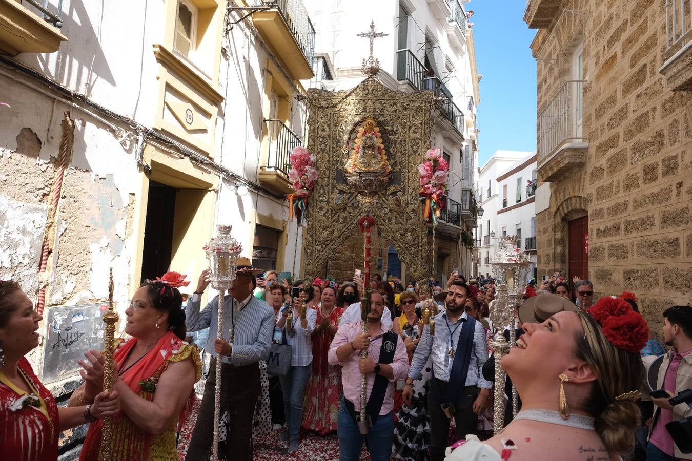 Fotos: Misa de romeros y visita a la Patrona de la hermandad del Rocío de Cádiz