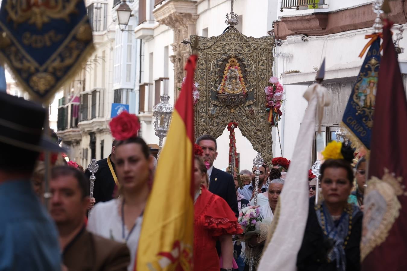 Fotos: Misa de romeros y visita a la Patrona de la hermandad del Rocío de Cádiz