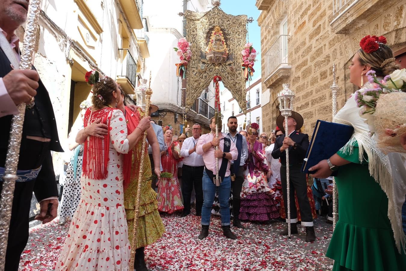 Fotos: Misa de romeros y visita a la Patrona de la hermandad del Rocío de Cádiz