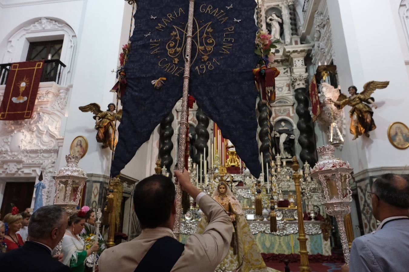 Fotos: Misa de romeros y visita a la Patrona de la hermandad del Rocío de Cádiz