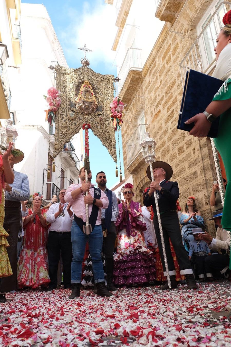 Fotos: Misa de romeros y visita a la Patrona de la hermandad del Rocío de Cádiz