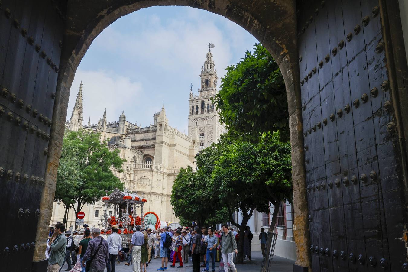 Salida de la hermandad de Sevilla hacia el Rocío