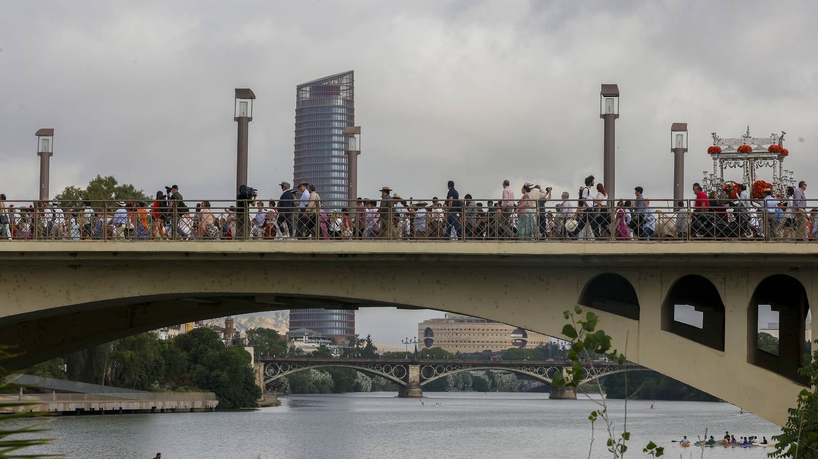 Salida de la hermandad de Sevilla hacia el Rocío