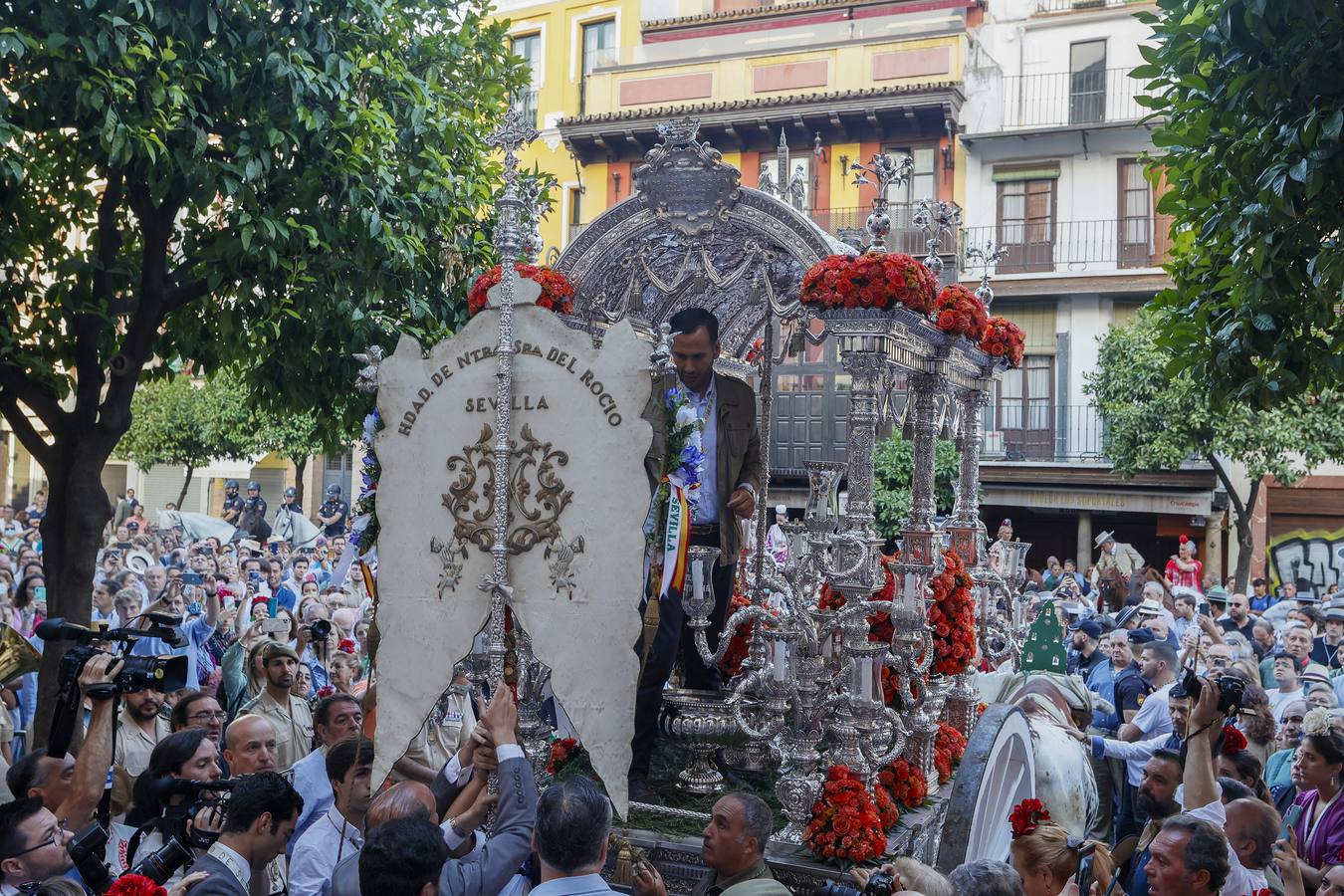 Salida de la hermandad de Sevilla hacia el Rocío