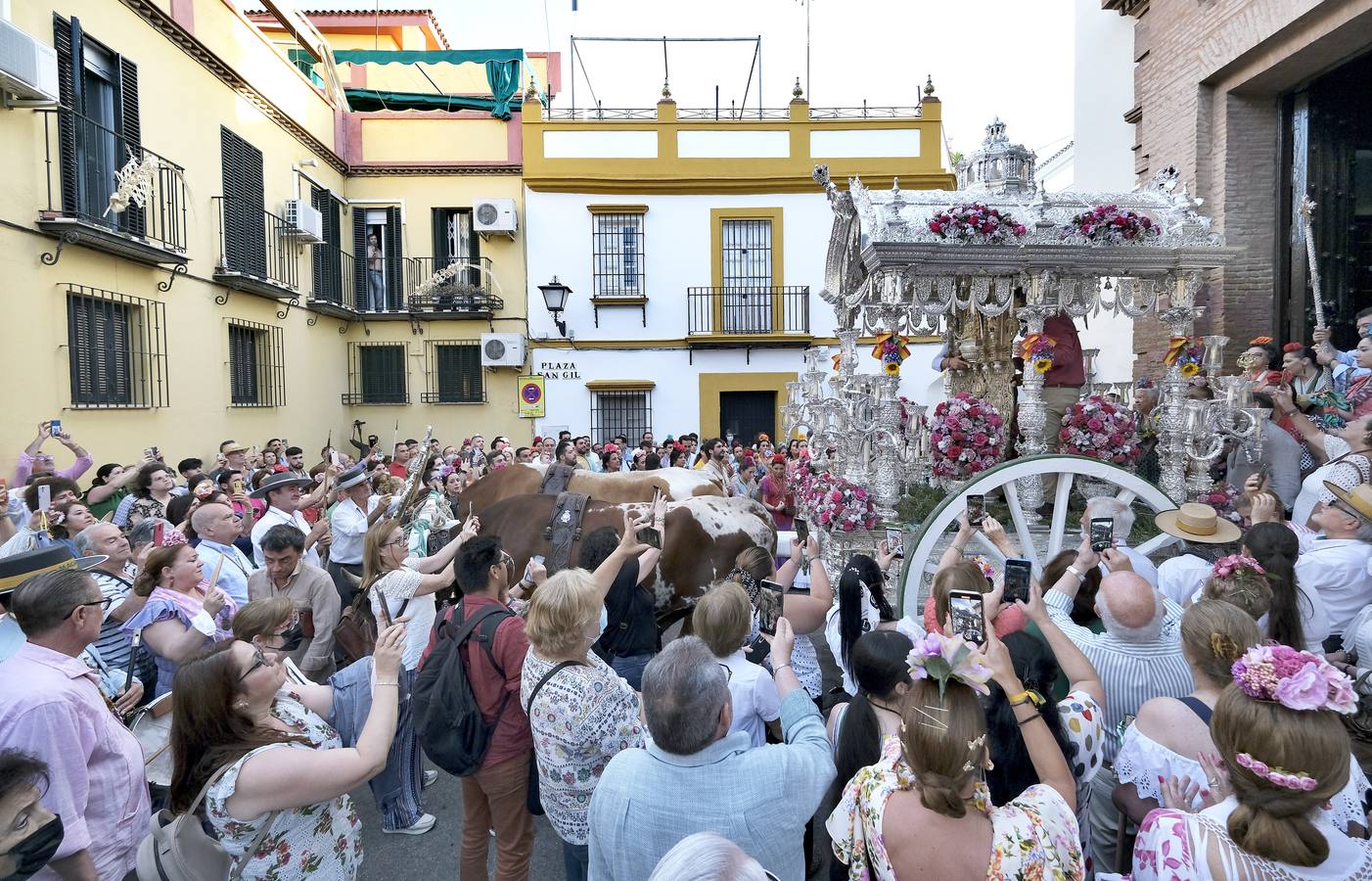 Salida de la hermandad del Rocío de la Macarena