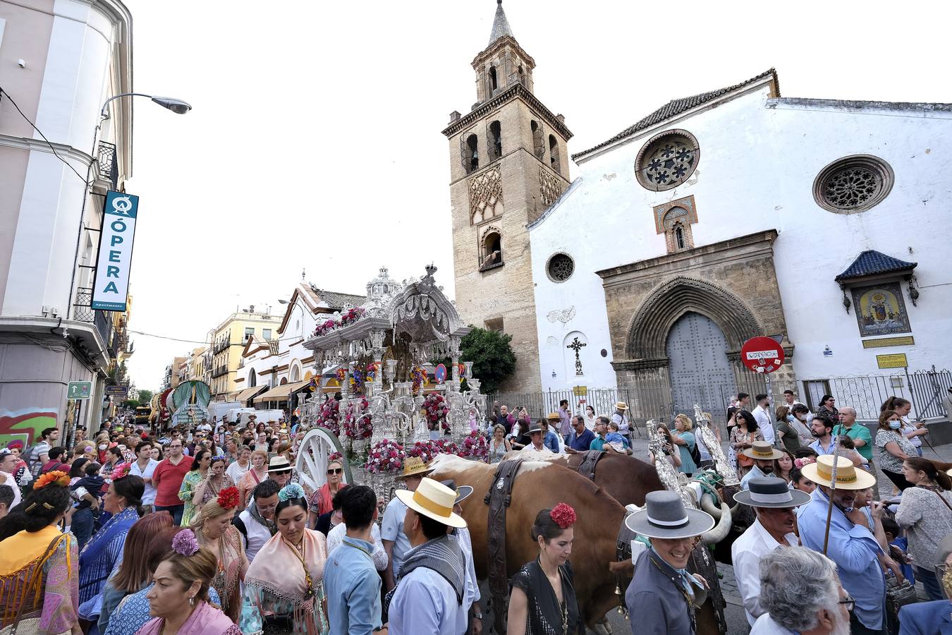 Salida de la hermandad del Rocío de la Macarena