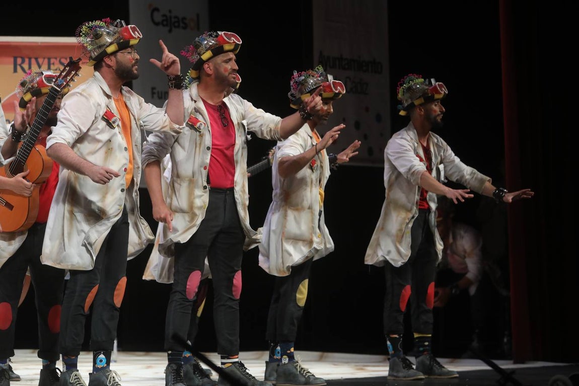 Fotos: Comparsa &#039;¿Me meto o no me meto?&#039; en el COAC 2022. Carnaval de Cádiz