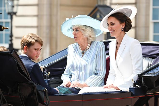 Catalina de Cambridge junto a Camilla de Cornualles, subidas en un carruaje durante el desfile. 