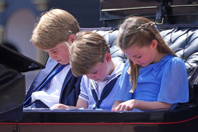 Los hijos del príncipe Guillermo y Catalina de Cambridge toman protagonismo durante el desfile en honor a la Reina Isabel II. Por primera vez han participado subidos en un carruaje.. 