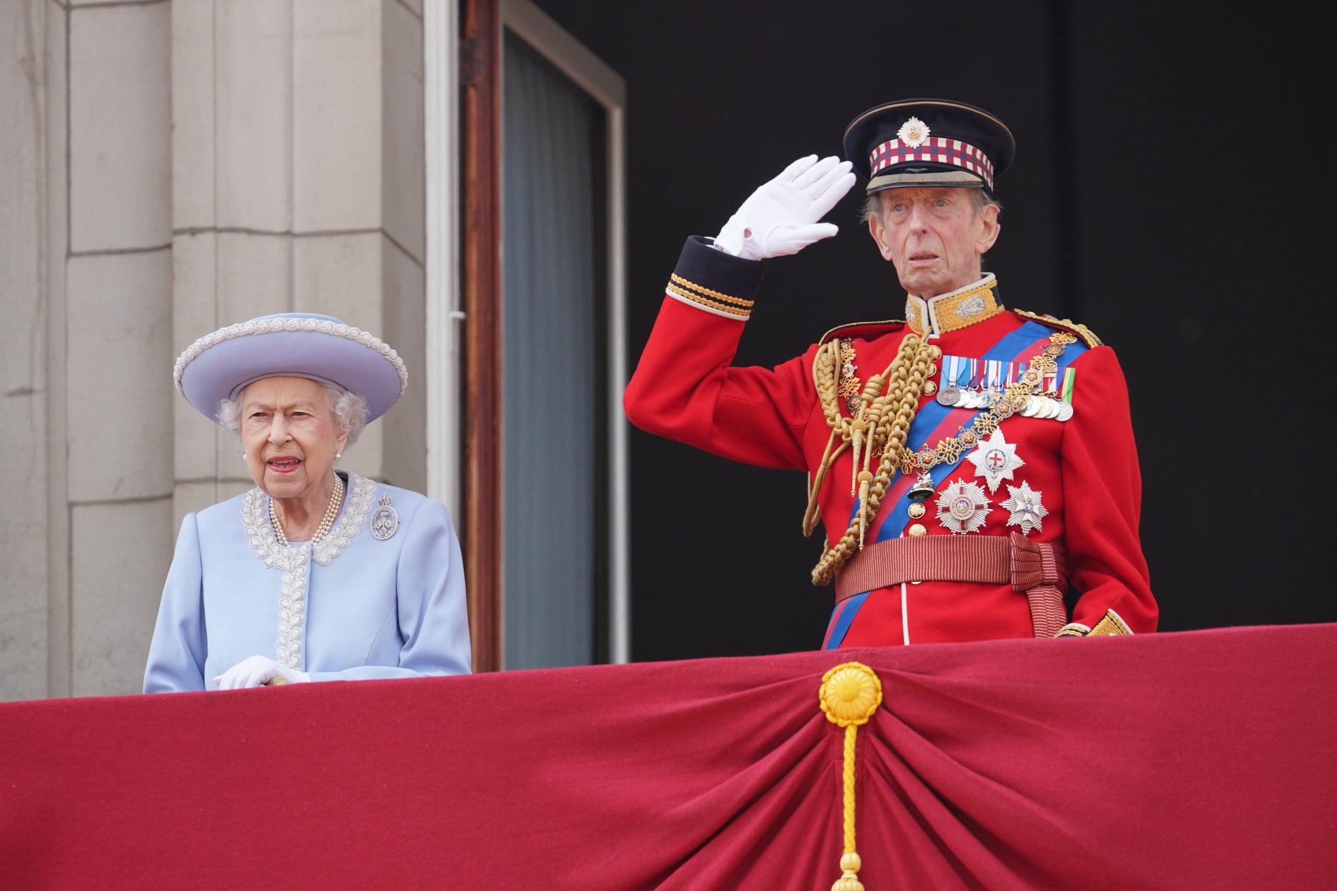 La Reina Isabel II con el duque de Kent en el balcón. Se espera que en las próximas hroas posee con la familia al completo. 