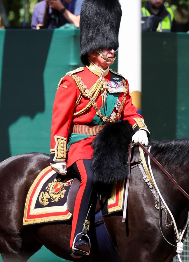 El príncipe Carlos, a caballo durante el el Trooping the Colour. También ha montado la príncipe Ana y el príncipe Guillermo.. 