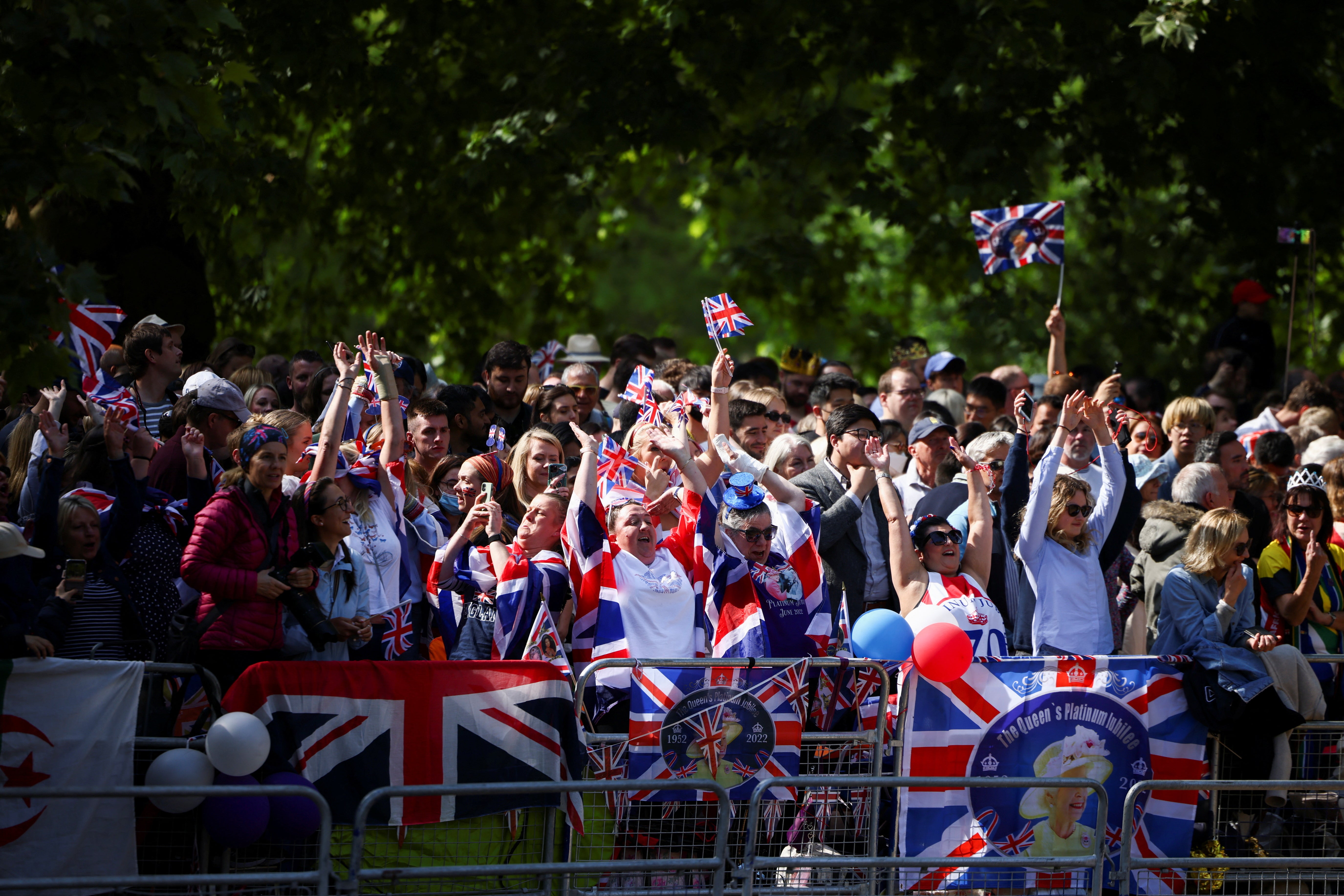 La gente se reúne a lo largo de The Mall para asistir a las celebraciones del Jubileo de Platino de la Reina en Londres. 