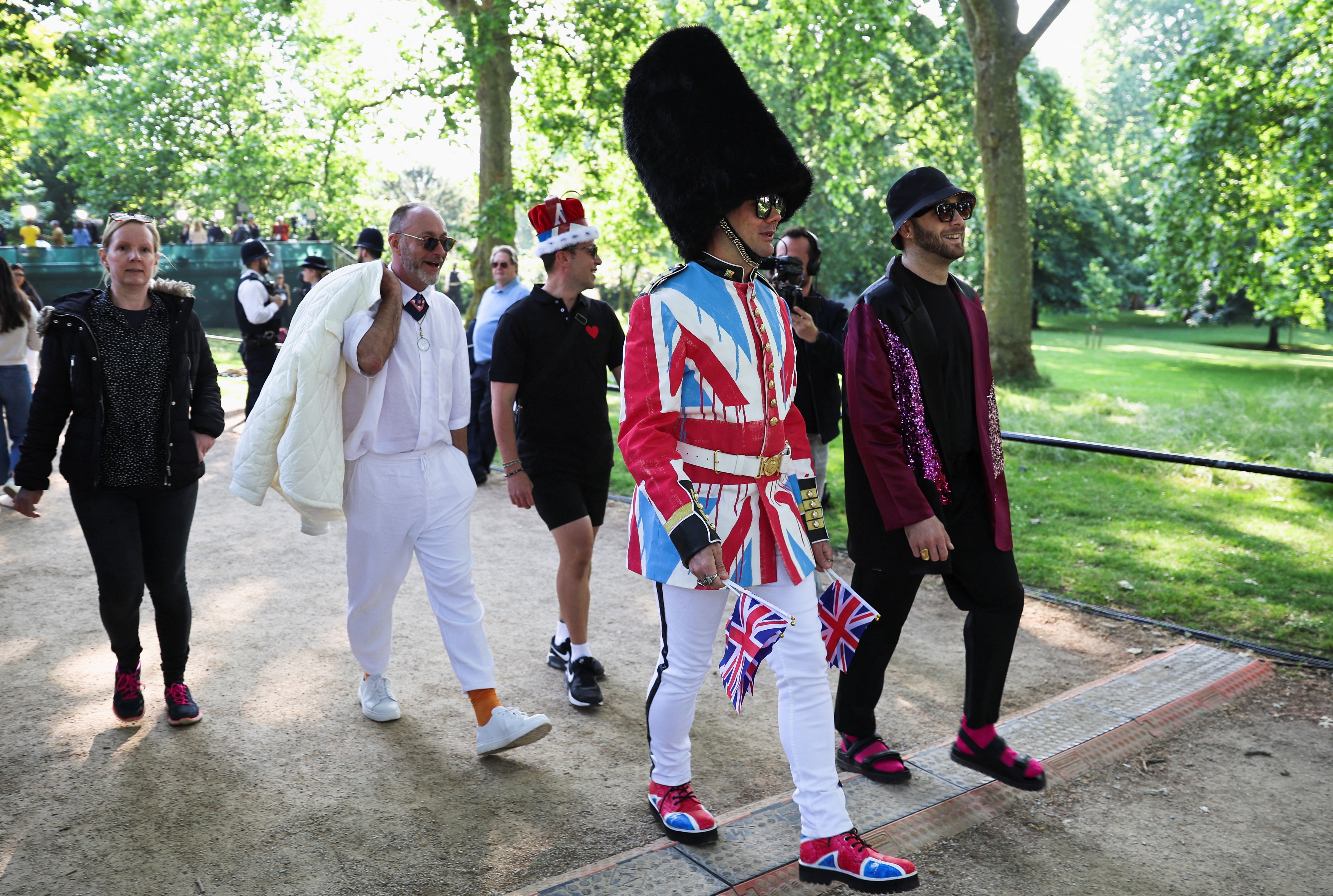 Este es el primer desfile por el aniversario del reinado de Isabel II tras la pandemia y los ingleses lo celebran con emoción. 