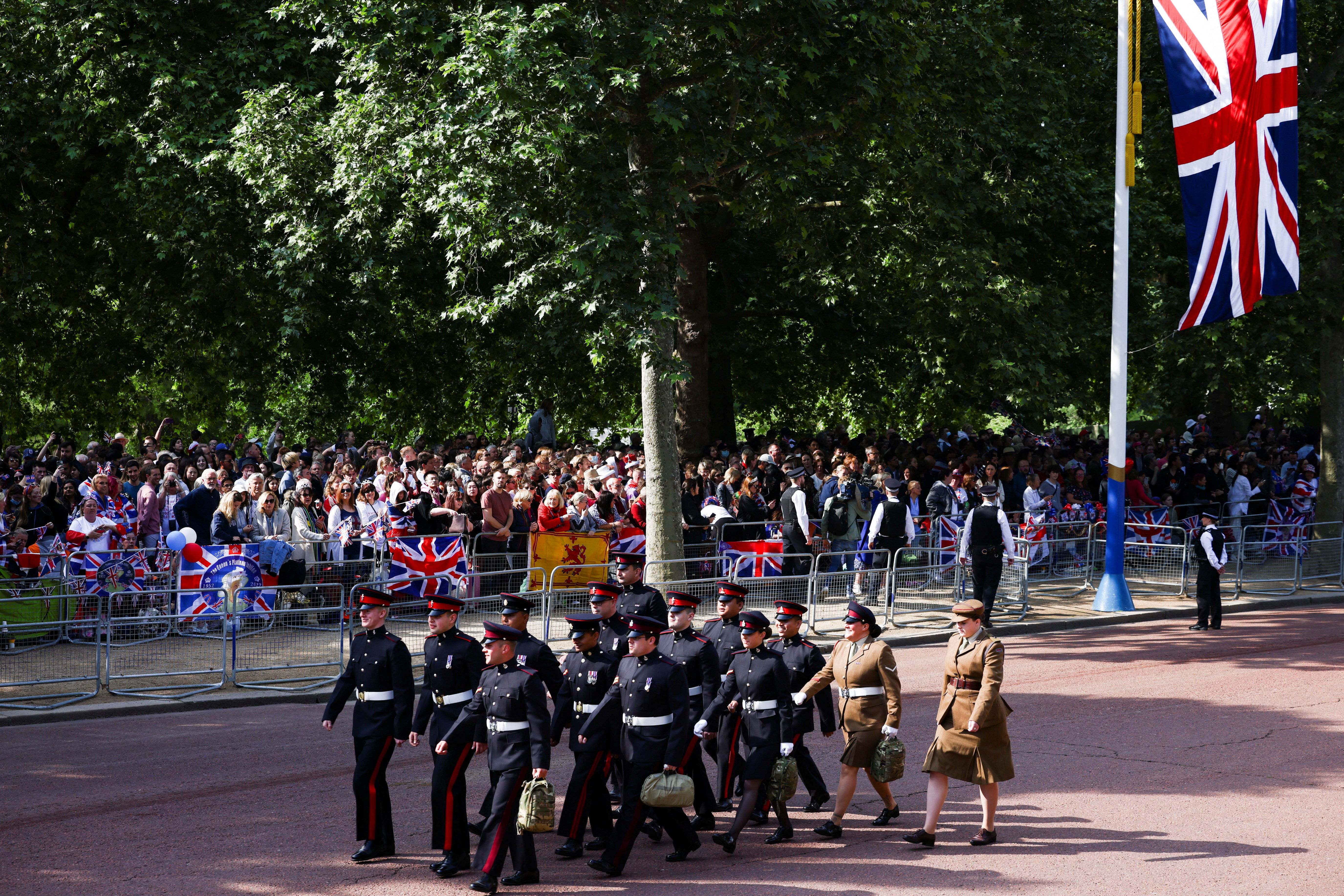 Unos 1.500 militares de la guardia real, con sus bandas musicales y caballos, abrirán los cuatro días de celebraciones con el tradicional "Desfile del Estandarte". 