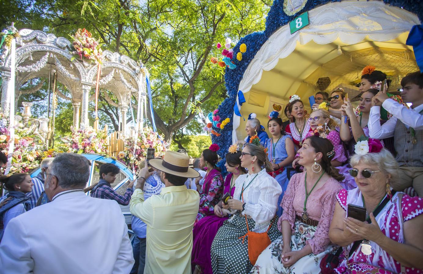 Multitudinaria salida de la Hermandad de Huelva hacia El Rocío