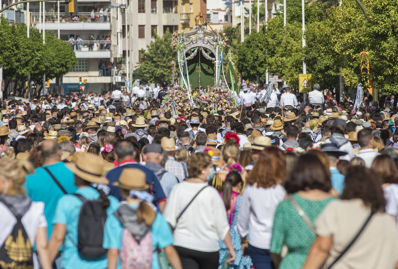 Multitudinaria salida de la Hermandad de Huelva hacia El Rocío