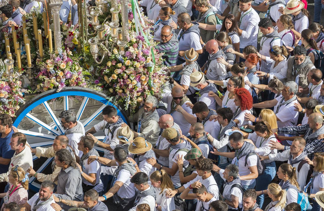 Multitudinaria salida de la Hermandad de Huelva hacia El Rocío