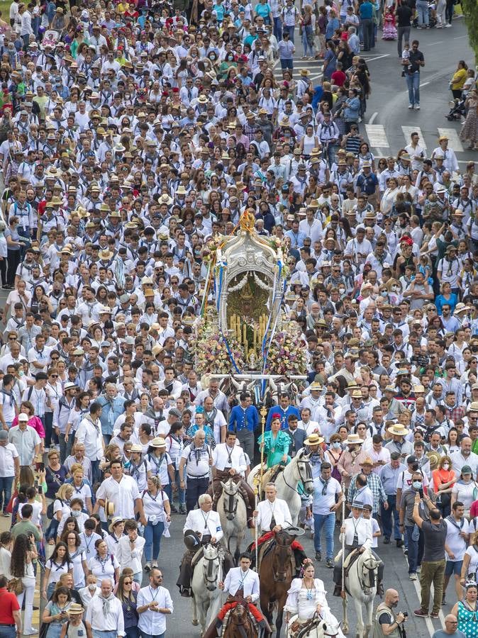 Multitudinaria salida de la Hermandad de Huelva hacia El Rocío