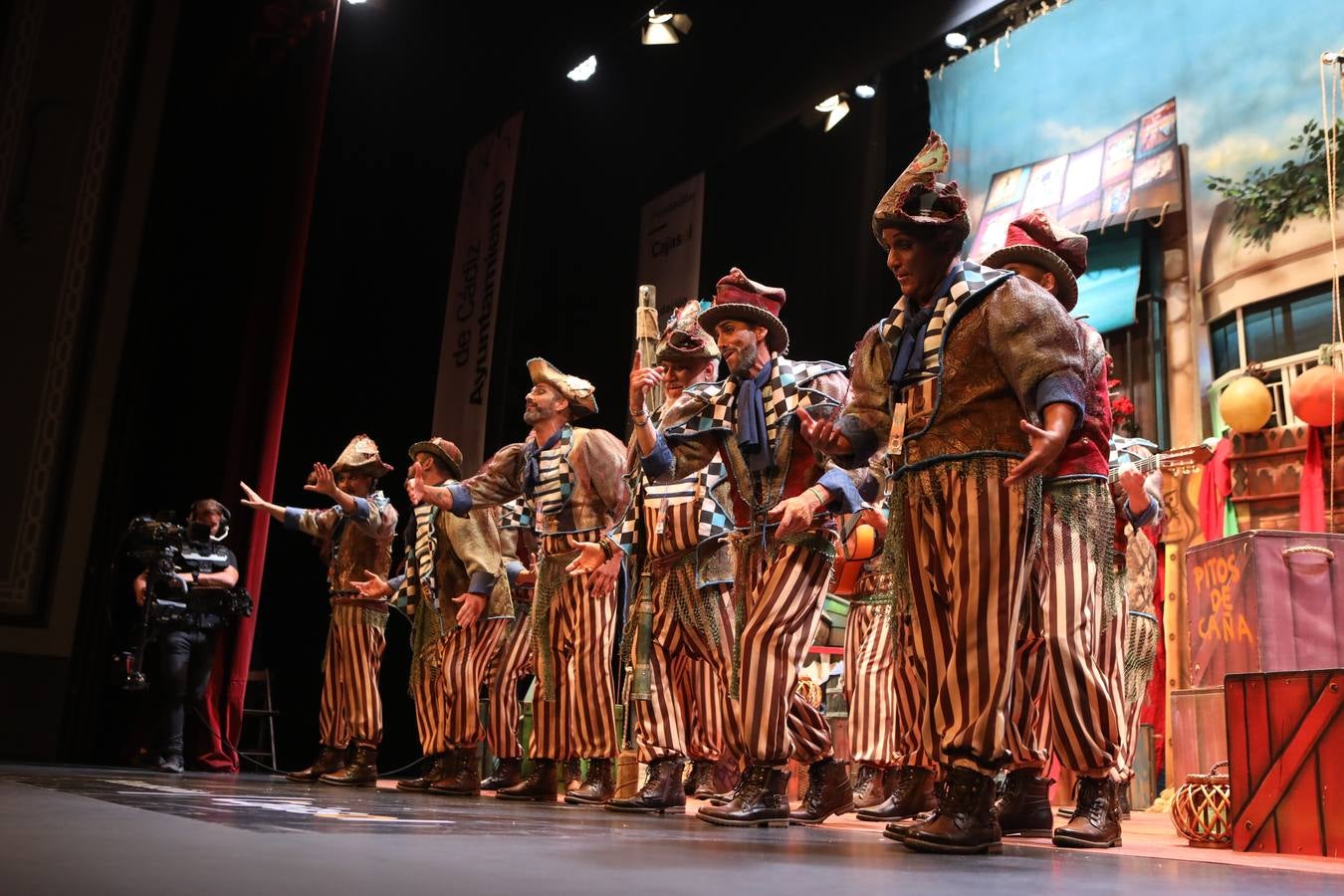 Fotos: Comparsa &#039;Los viajantes&#039; en el COAC 2022. Carnaval de Cádiz