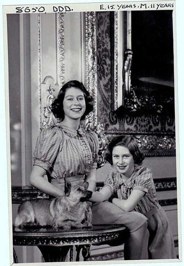 Isabel II con su hermana Margaret, en 1941. 