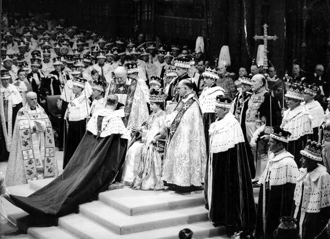 La Reina Isabel II de Inglaterra conmemora los 70 años de su coronación como soberana, que tuvo lugar en la Abadía de Westminster de Londres. 