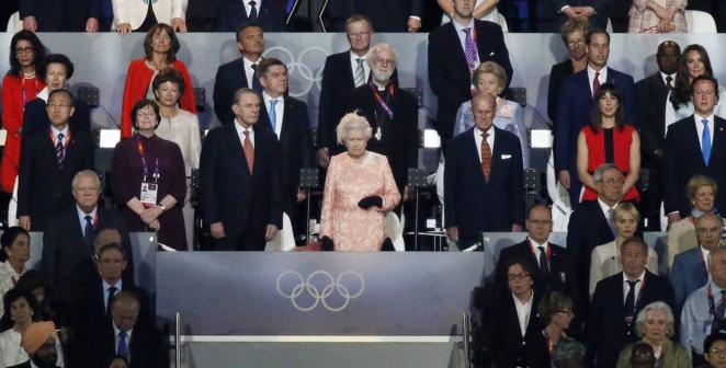 Isabel II (centro) y el resto de la Familia Real Británica asistió, el 27 de julio de 2012, a la inauguración de los Juegos Olímpicos de Londres en el estadio Olímpico. 