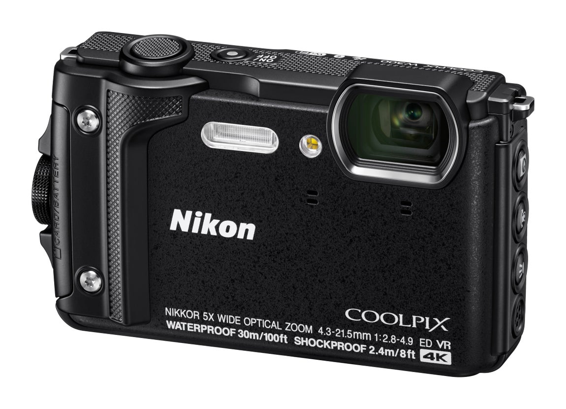 Inmortaliza momentos: Coolpix W300, de Nikon Hecho. Resistente al agua a una profundidad de hasta 30 metros, a los golpes, al polvo, a caídas de hasta 2,4 metros y hasta a temperaturas de 10 grados bajo cero, la Coolpix W300 es una gran compañera de viaje. Esta cámara compacta viene con el objetivo zoom con gran angular NIKKOR y el sensor CMOS de 16 MP que ofrecen imágenes en alta calidad incluso en condiciones de poca luz. Además, permite grabar vídeo en 4K/UHD 30p o máxima definición (FULL HD, 1080p) e incluye las funciones vídeo time-lapse y vídeo superacelerado. Permite geolocalizar las imágenes y registrar los viajes; y aquellos que deseen podrán compartir al momento sus experiencias gracias a la tecnología Bluetooth® low energy. Precio: 429 euros.