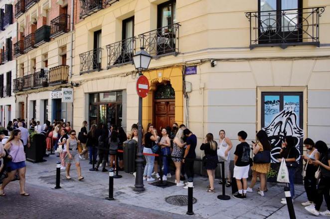 Las colas para entrar a comprar daban la vuelta a la manzana este viernes, segundo día de apertura