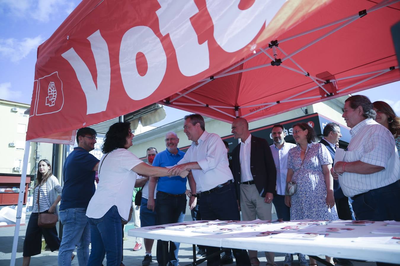 En imágenes, Juan Espadas visita el barrio sevillano del Parque Alcosa en el inicio de su campaña