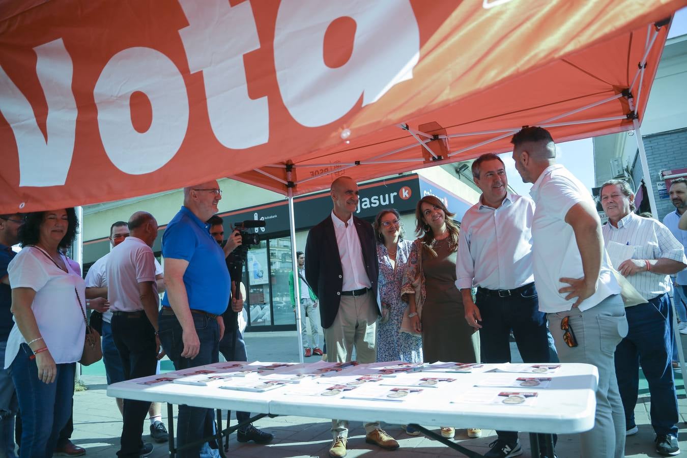 En imágenes, Juan Espadas visita el barrio sevillano del Parque Alcosa en el inicio de su campaña